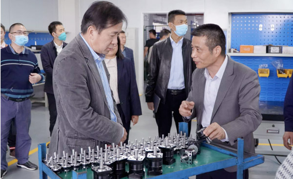 Gouvernement et entreprises s'unissent pour le développement | Su Dong, secrétaire du Comité du Parti de la ville de Huangjiang, inspecte l'iHF