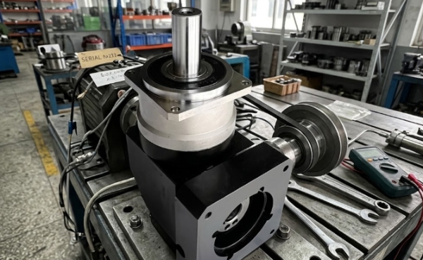 L'int&eacute;gration des servomoteurs simplifi&eacute;e&nbsp;: un guide pratique pour le montage et la configuration des bo&icirc;tes de vitesses servo &agrave; angle droit Newgear